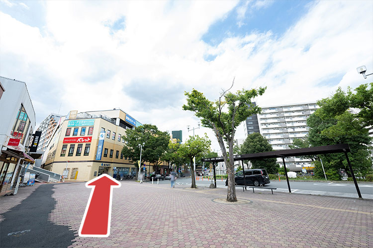 2.北口を出て左に曲がり、直進します。