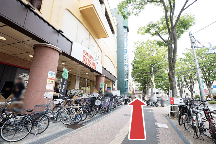 4.「ROSEN」の前を通過し、直進します。