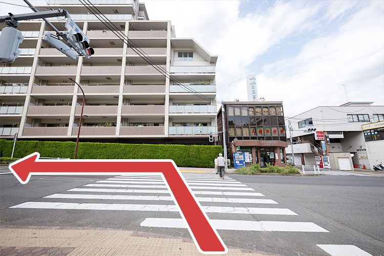 5.横断歩道を渡り、左に曲がります。